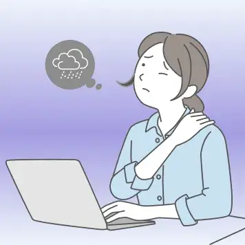 頭痛に悩むパソコン作業中の女性